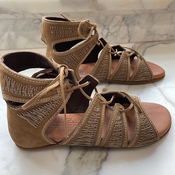 Gentle Souls by Kenneth Cole in collab with Urban Zen Donna Karen/Gladiators - Picture 2 of 11